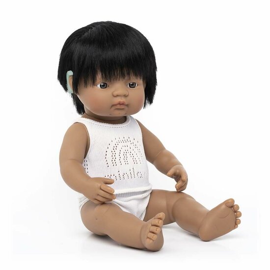 Latino babyjongen met gehoorapparaat (38 cm)