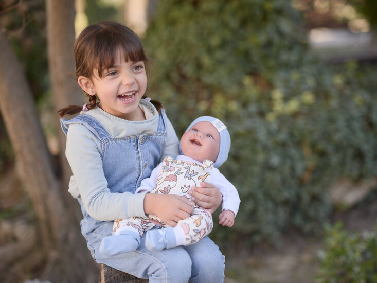 Meisje met Smiling baby pop Willow