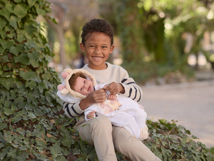 Jongen met Smiling baby pop Tala