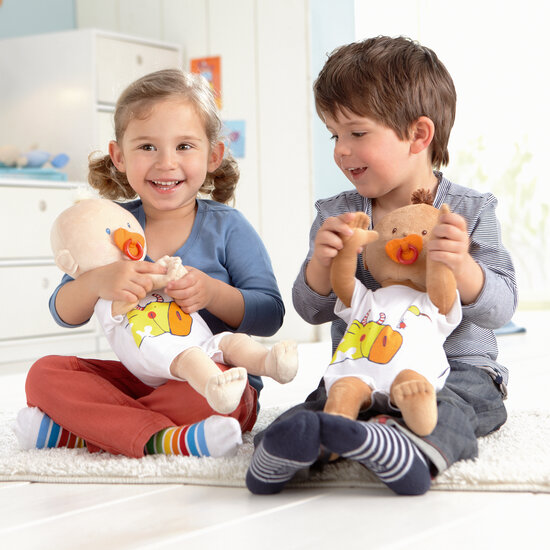 Kinderen spelen met Knuffelpop Kruimel beige  (43 cm)